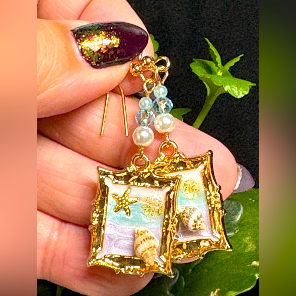 🌊👙Cute miniature  picture frame /beach/Betsy like earrings